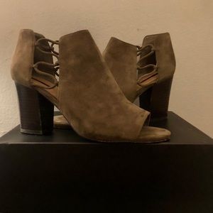 TAHARI Bootie